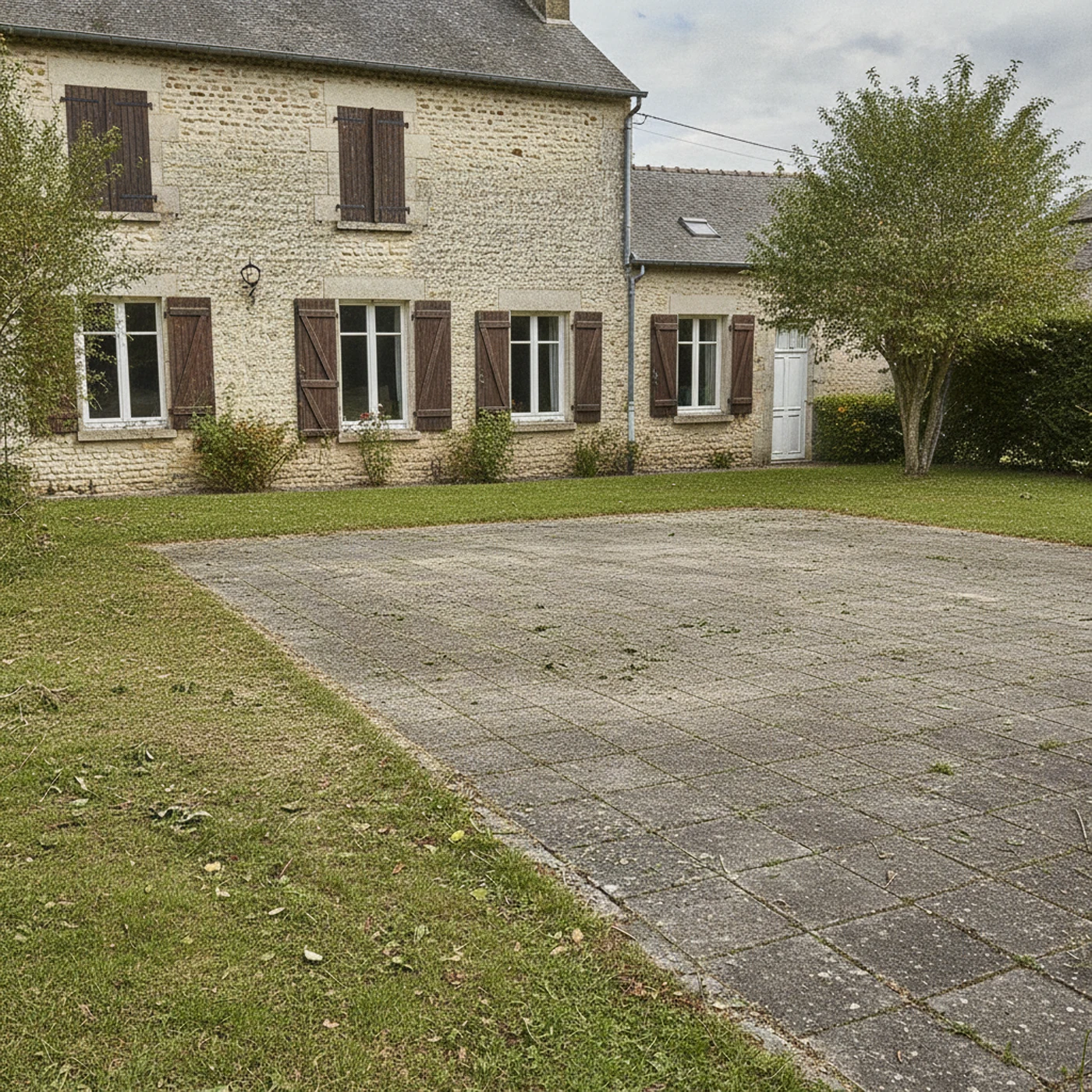 Petit jardin caennais nettoyé après sortie manuelle des déchets verts